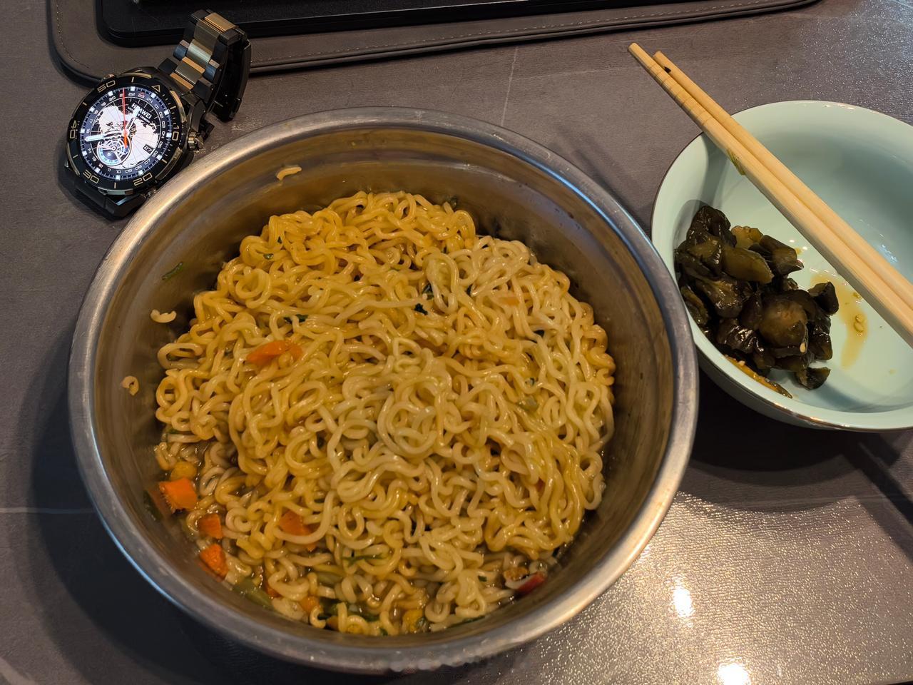 今天豪一把，一次煮两袋面。[吐舌]