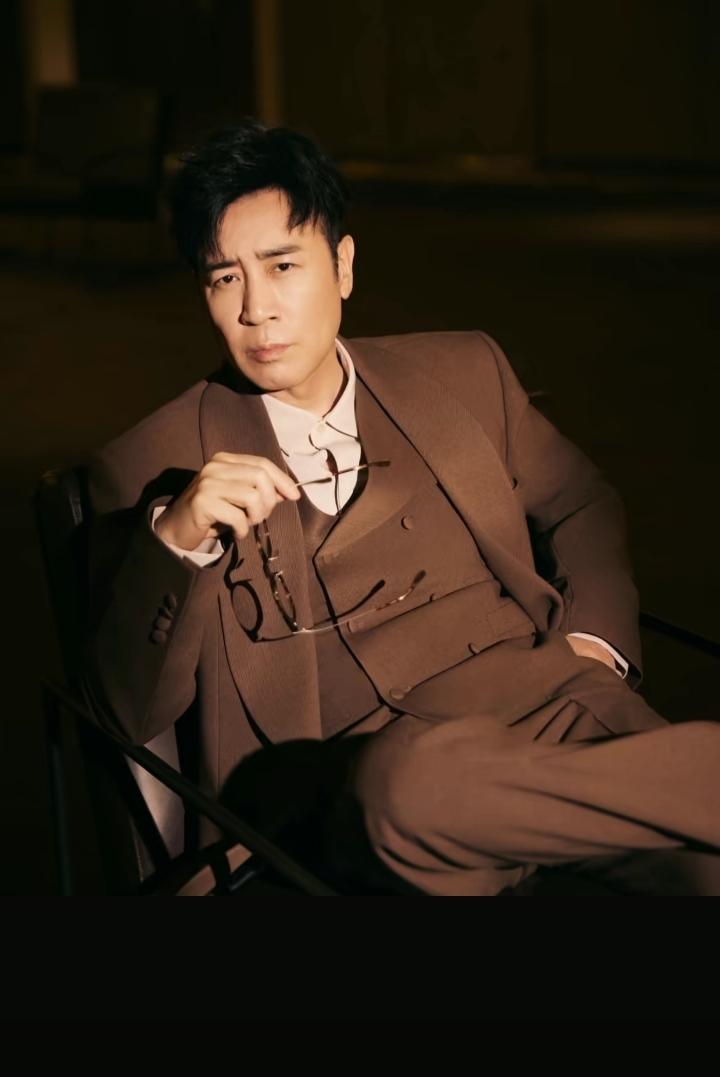 最主要的是他演谁像谁，角色的反差极大，却个个演出了不一样的存在，演戏全靠一个真实
