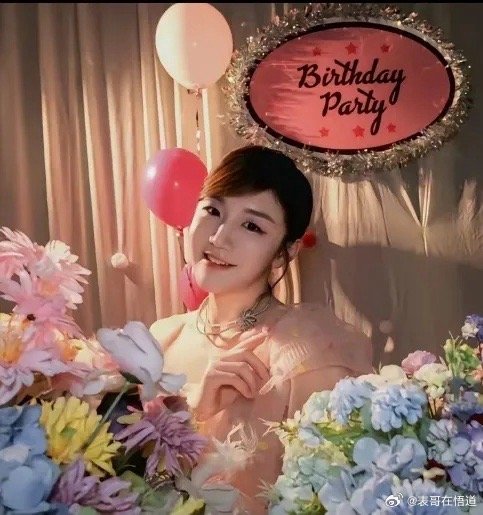 陈梦真是个谜，越来越不了解她了！你说她不好看吧，她一脸迷人的微笑还有婴儿肥，过个