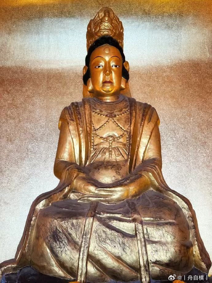 依据武则天原貌雕刻的塑像在四川广元皇泽寺大佛窟内，有一尊全国罕见的“供养人”石刻