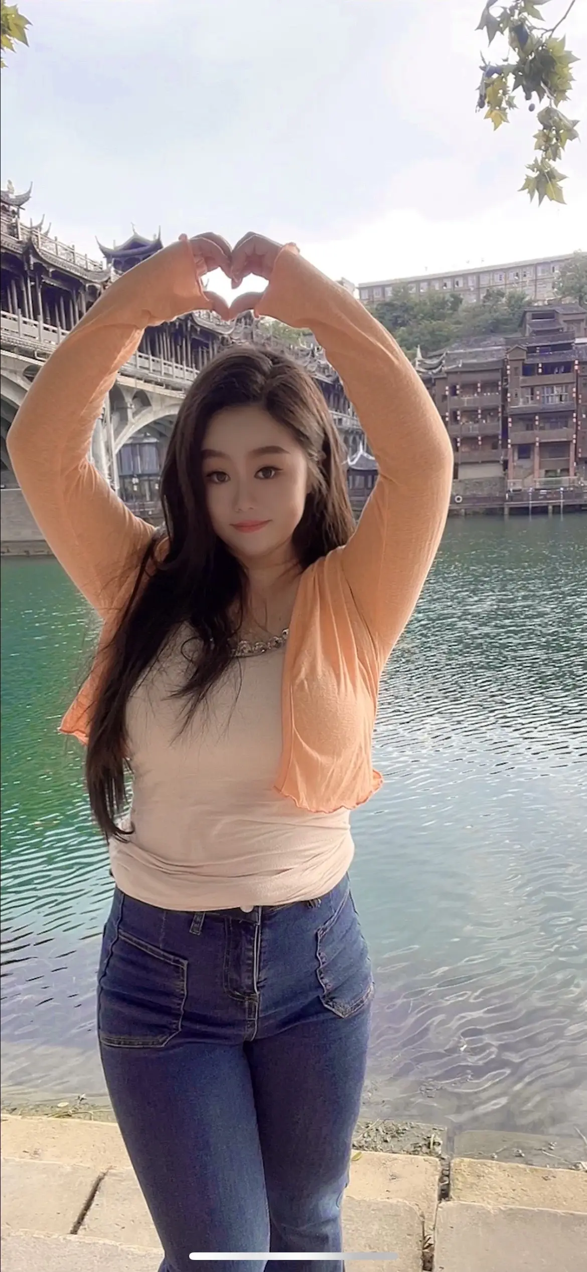 今天忍不住拆了一包辣条 吃了一半更难受了 看了看名字原来是香坛莲爱辣😂