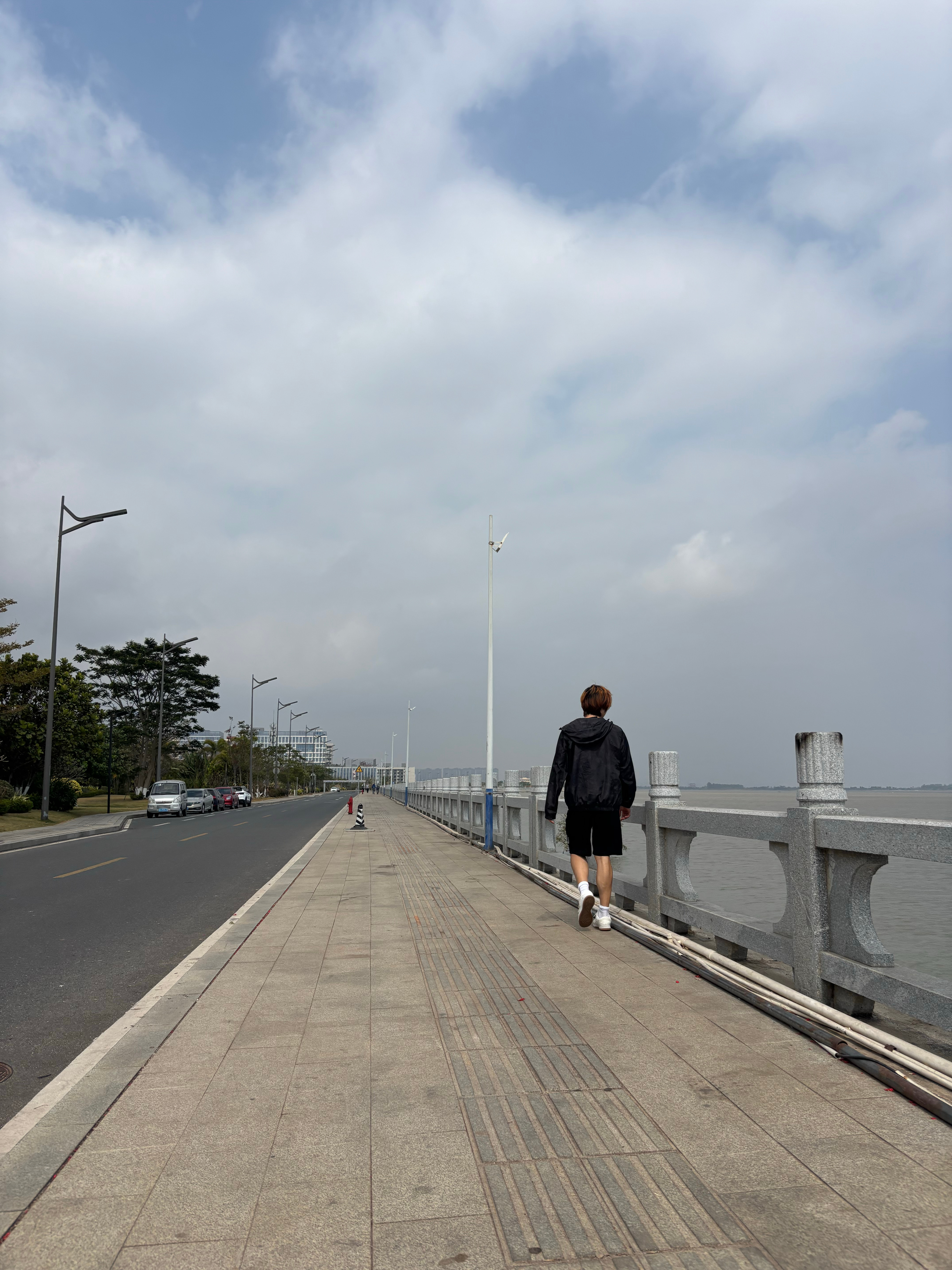 好好过大年今天是初五接财神日跟朋友出去吃了饭，人好多，幸好我有先见之明，早上起来