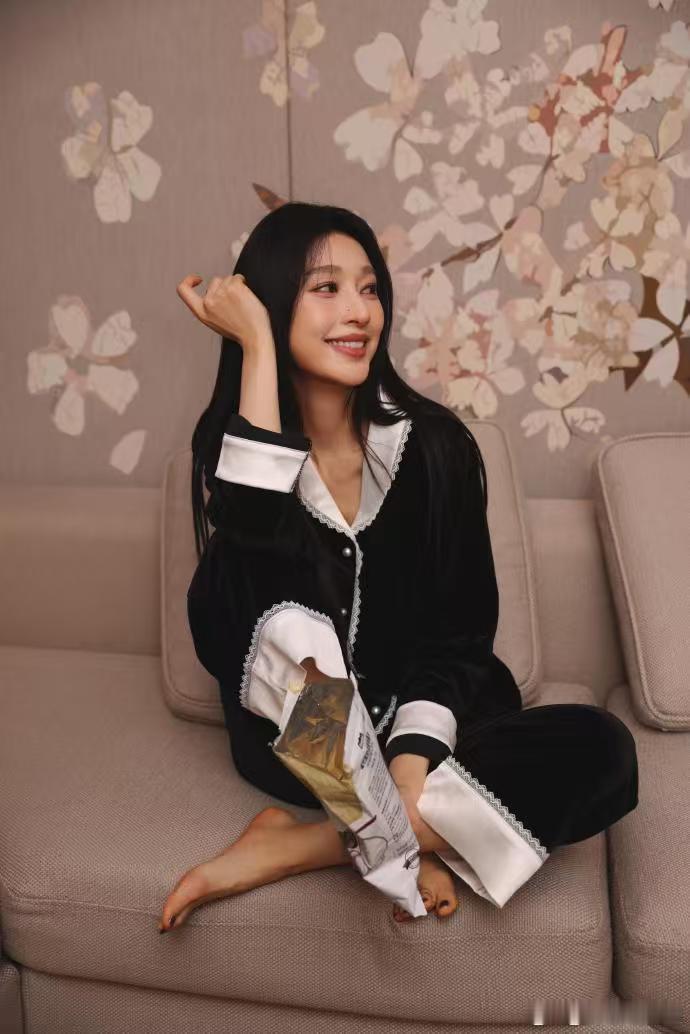 张俪表情包库满了 一千零一个表情包背后，是张俪满满的生活趣味和幽默感，导演没能被