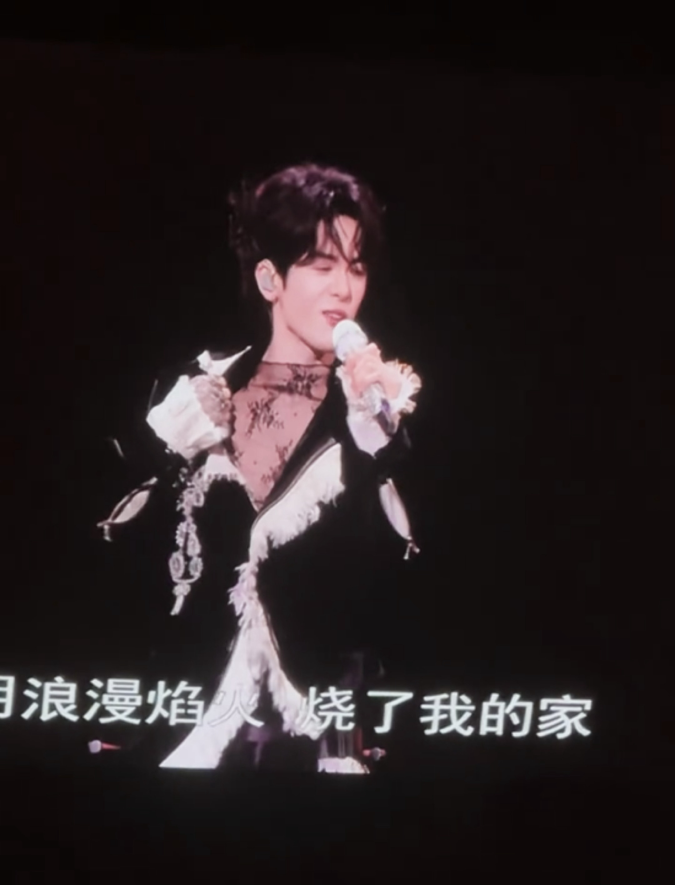 你们就结合歌词看此男挑逗的表情、、🥵以后有舞台爬都要爬过去，生怕错过任何一个叫