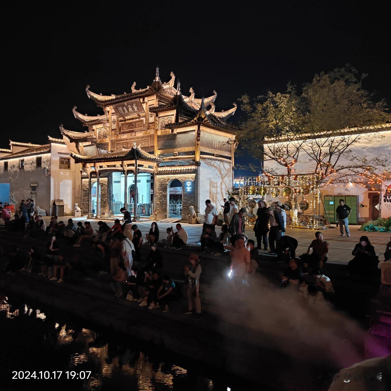 夜未央，灯初上。
这么乌乌丫丫的人群是在干嘛？

即将开幕的是什么大戏，能吸引这