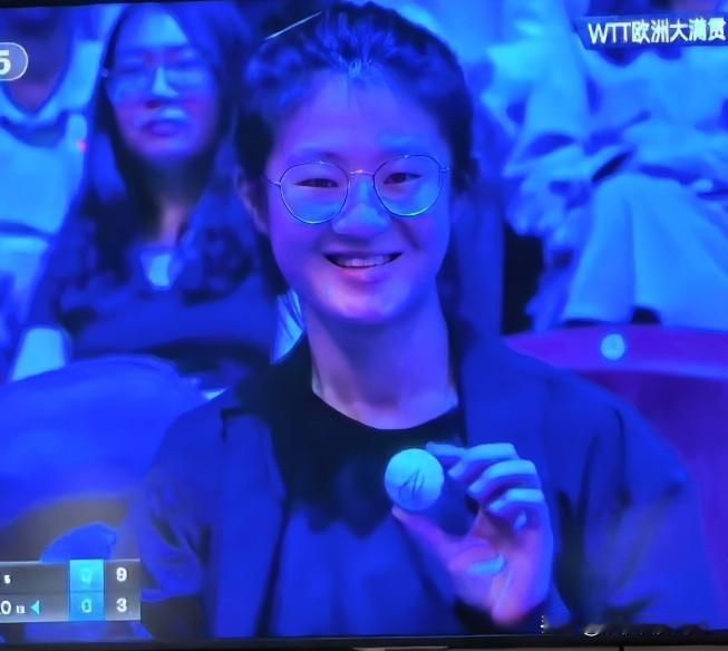 这个戴眼镜的小女孩很特别！
以往观众席上
要么举着喜欢的球员的名字
要么举着加油