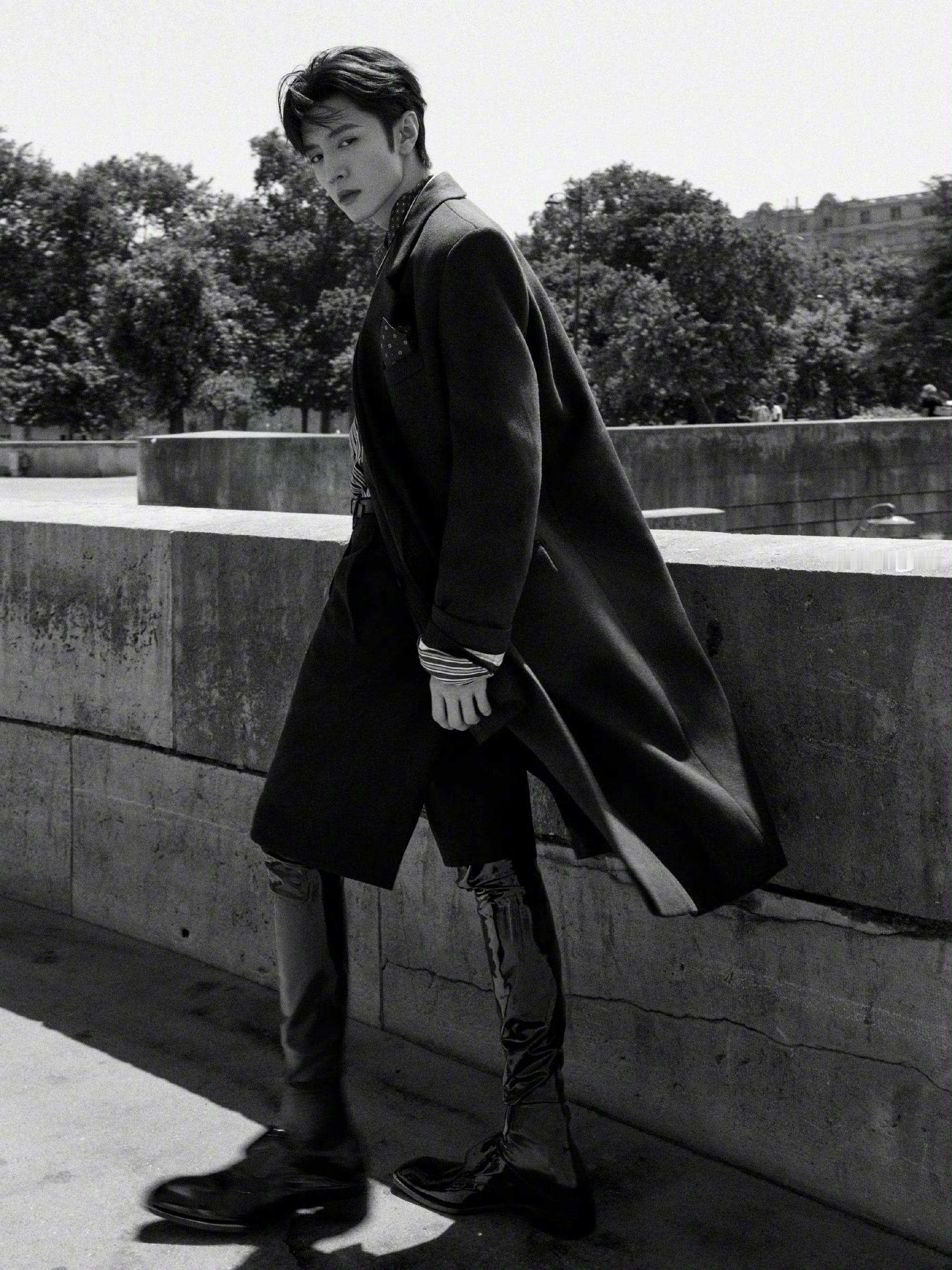陈哲远亮相全新造型图集。来自Saint Laurent 2026秋冬系列套装，大