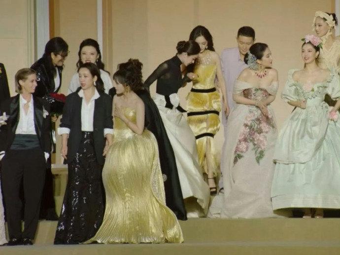 娜扎一把拉过杨幂，这互动也太甜了吧！两大美女同框，一个动作瞬间拉满氛围感，暖暖的