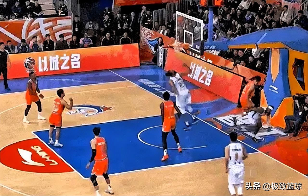 北京大外援麦基真是太搞笑了！在今晚北京对阵福建的第三节比赛中，麦基内线意外获得球