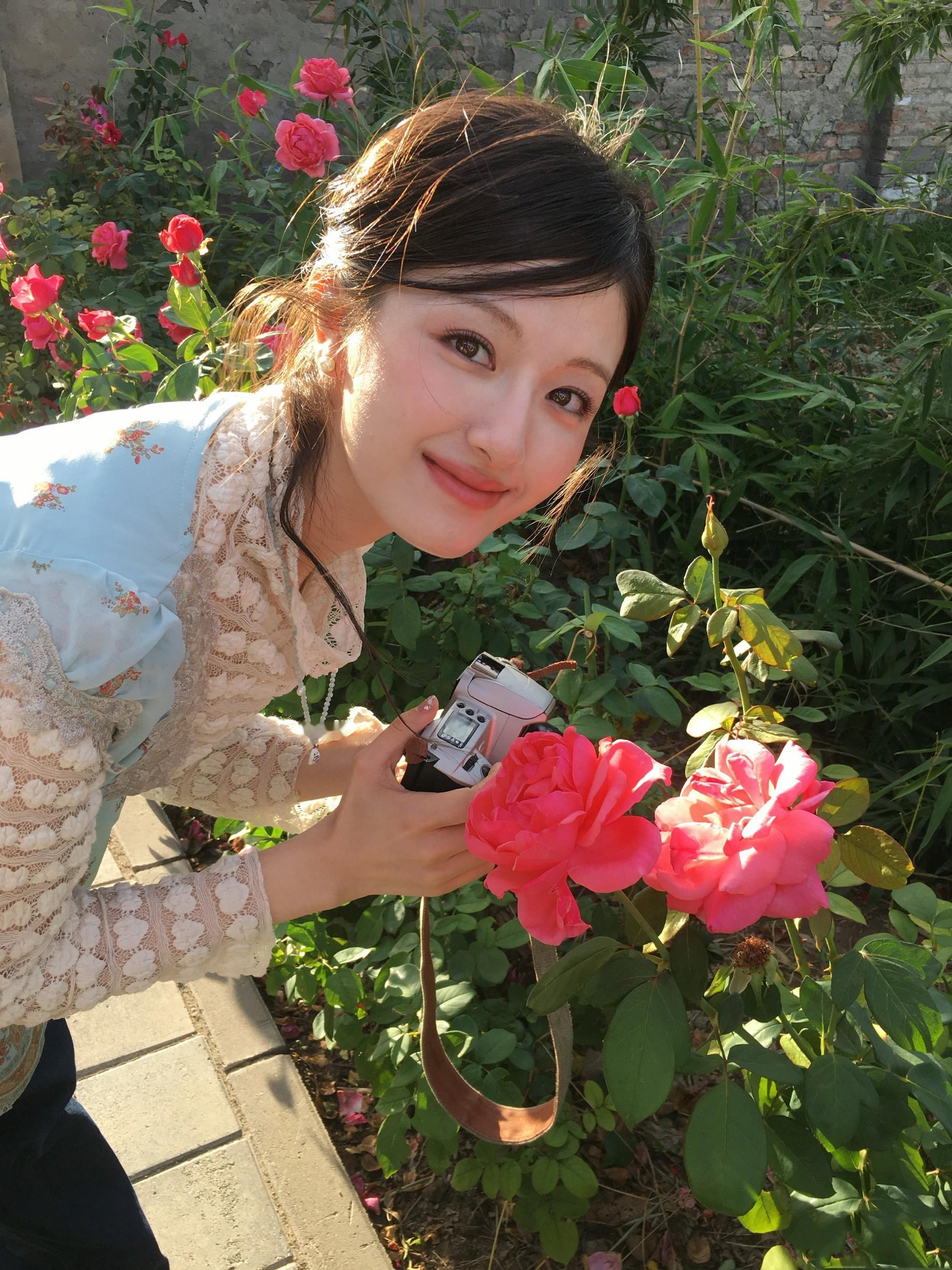 李兰迪：晚秋的画卷，鲜花围绕的少女。李兰迪