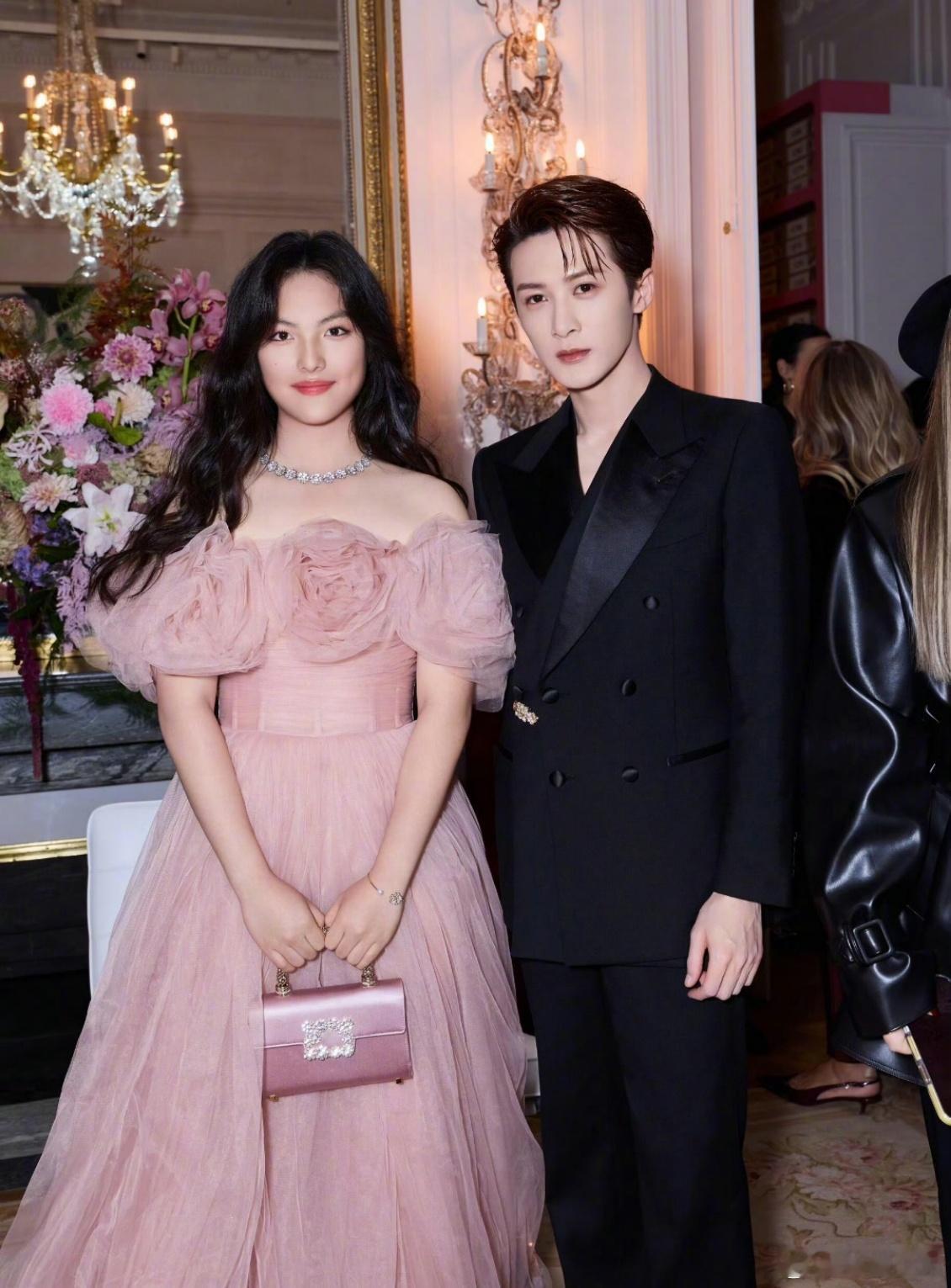 王诗龄檀健次合影王诗龄檀健次合影，俊男靓女好养眼吖 ​​​