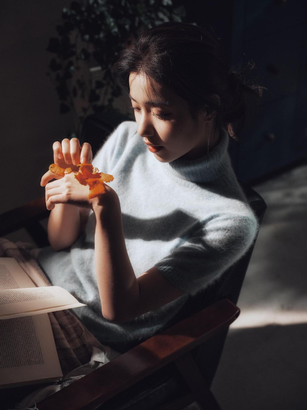 剥橘皮的特写镜头，是整组作品中最具生活温度的一笔，也成为了情绪表达的关键落点。人