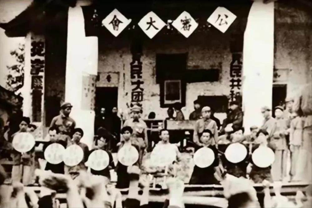 1948年，一土匪头子在逃命时，摸黑跳进了一农户家。他拔出枪对准新媳妇威胁道：“