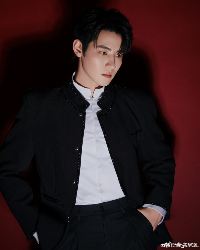 任豪北京也暖和了起来任豪晚上见北京的春天慢慢升温，任豪的新造型更是帅到犯规！清爽