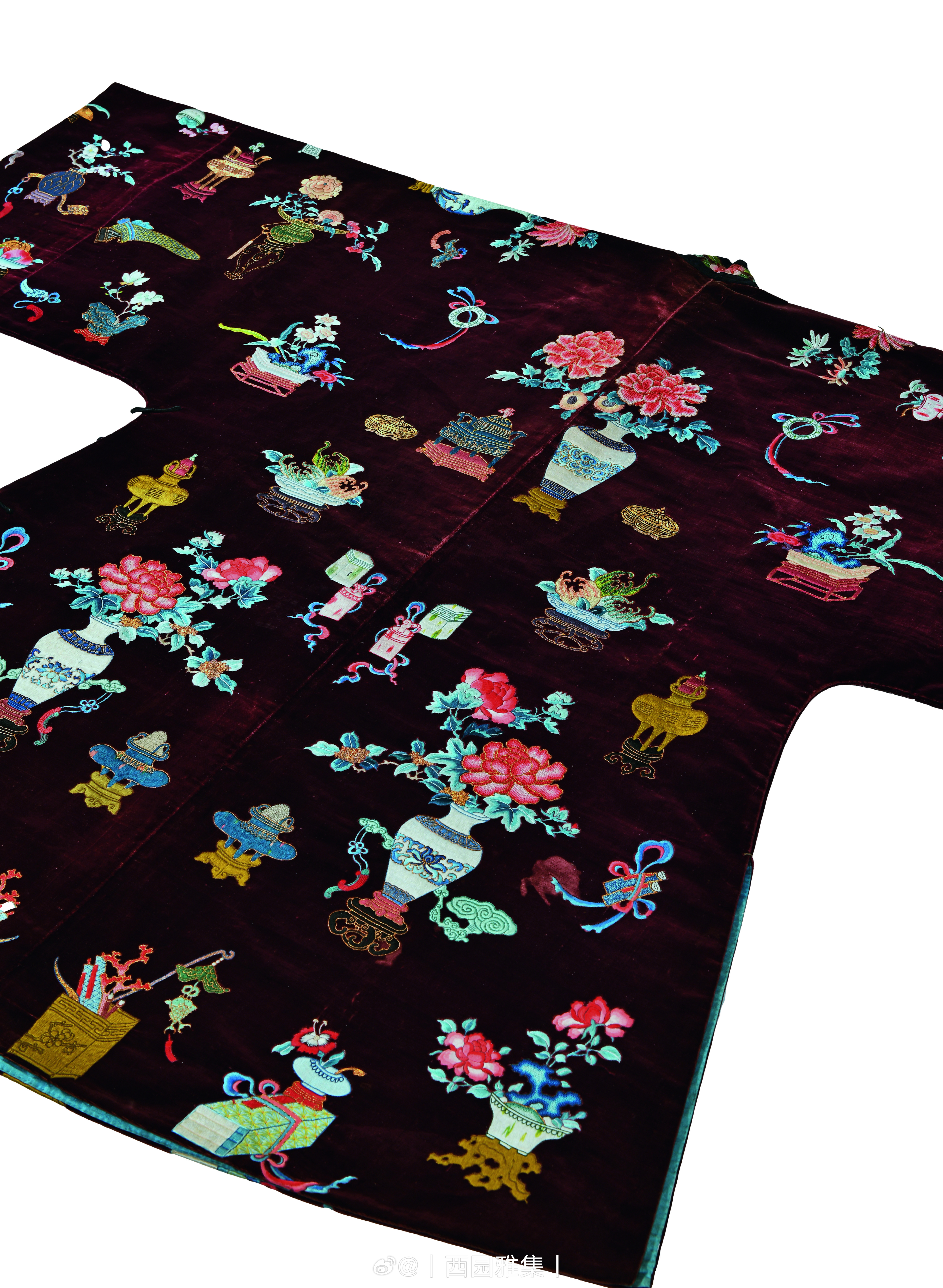 锦绣集 | 清乾隆 绛红地漳绒彩绣清供图女褂乾隆汉式女褂一件，立领，大襟左衽，在