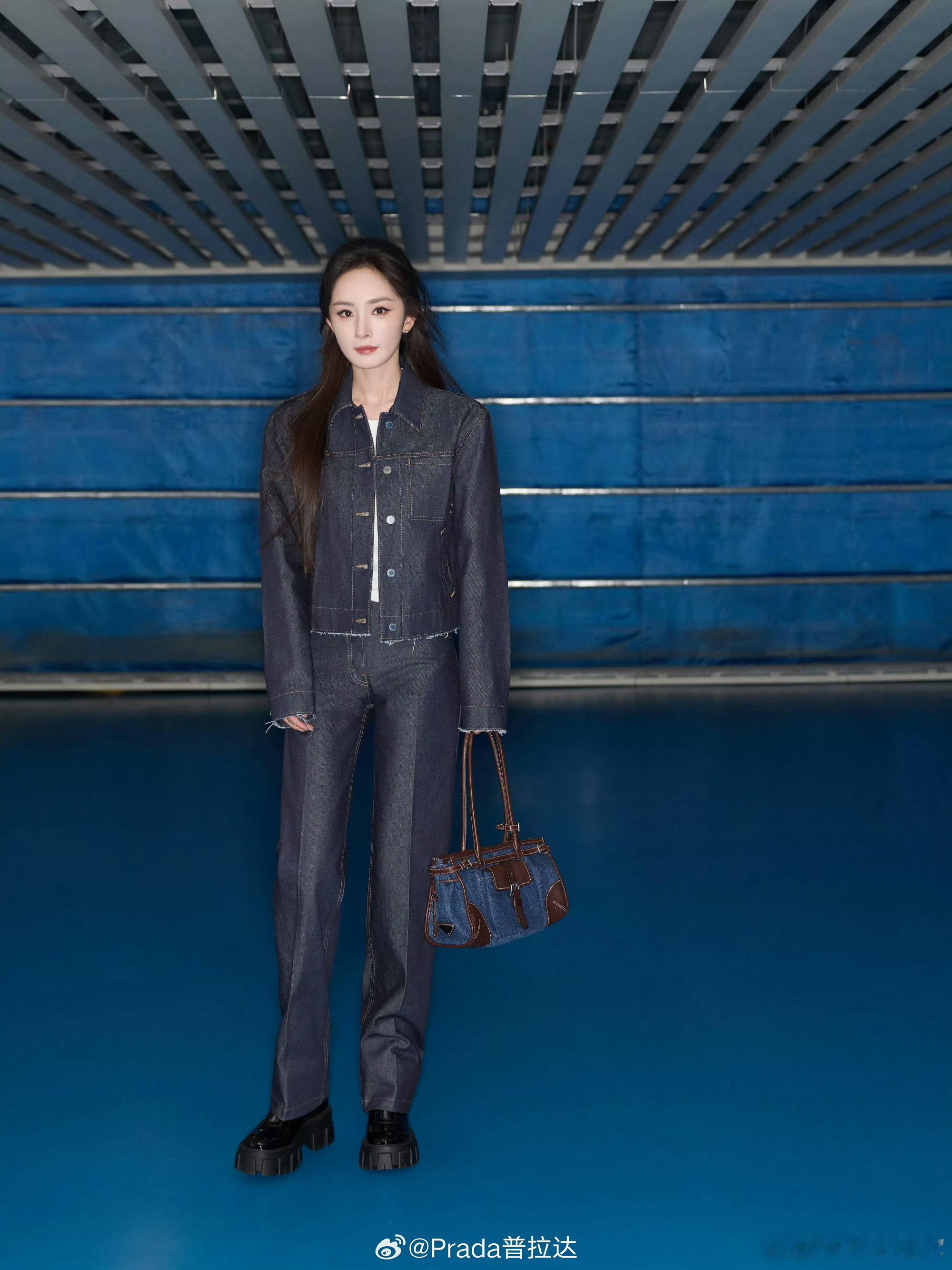杨幂柳智敏Prada出发图撞衫杨幂柳智敏出发图撞衫  杨幂柳智敏出发图 撞衫了 