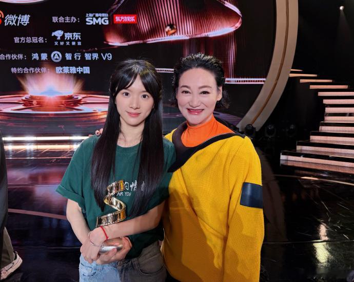 惠英红晒与李思潼合照惠英红晒和李思潼王彦桐合照惠英红晒和李思潼王彦桐合照，阿嬷没