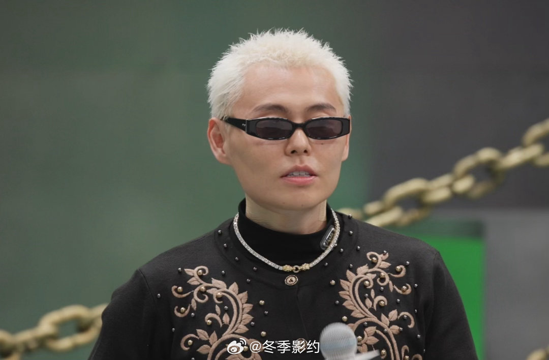 谢帝扛着严浩翔就来了说唱巅峰对决2026 谢老板从明星制作人转到赛事组了但态度还