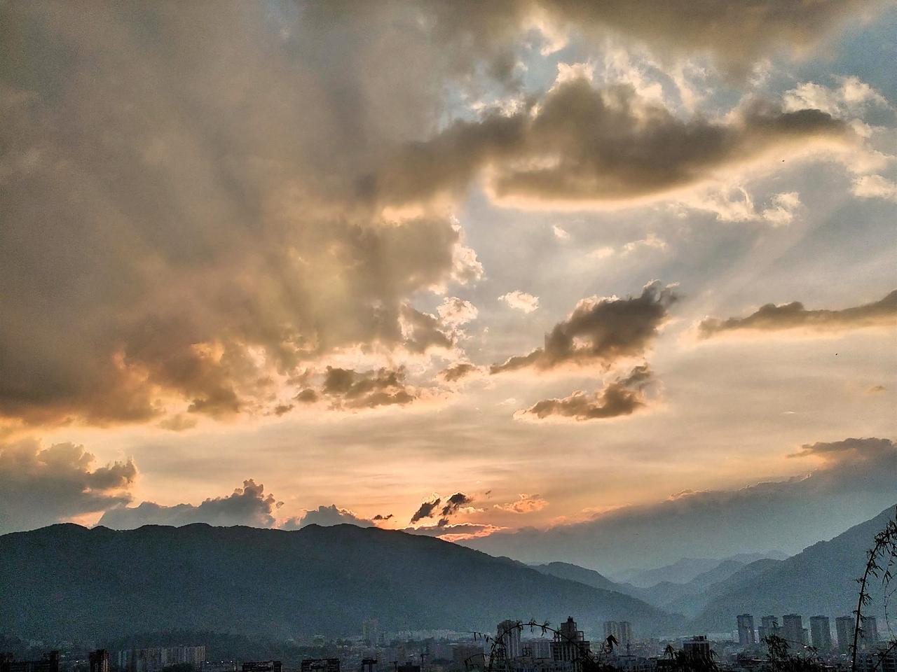 夕阳西下，云海翻腾，壮丽景象。