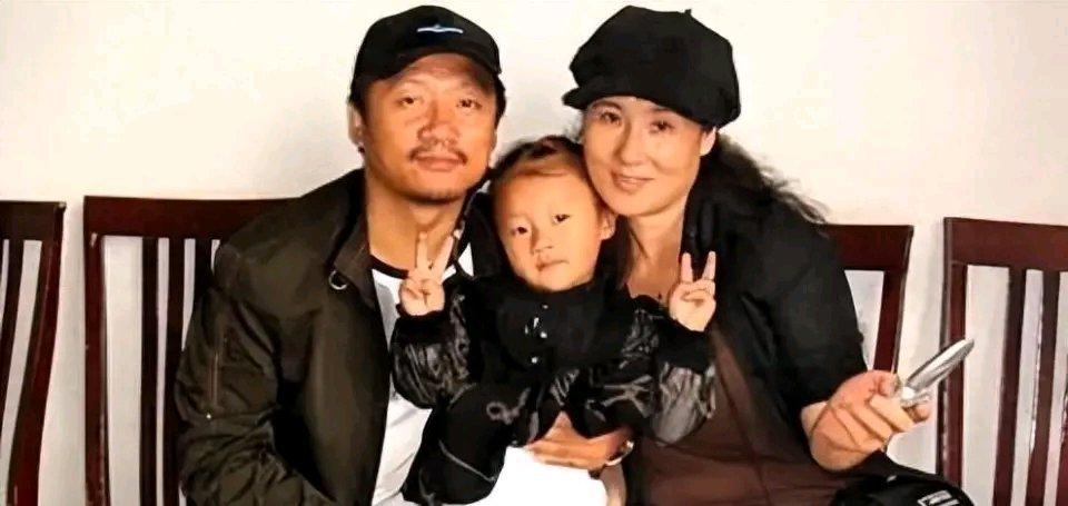 王小华离婚时在法庭上问女儿跟谁，女儿一句“跟爸爸”，让她当场签字。这事发生在舒兰