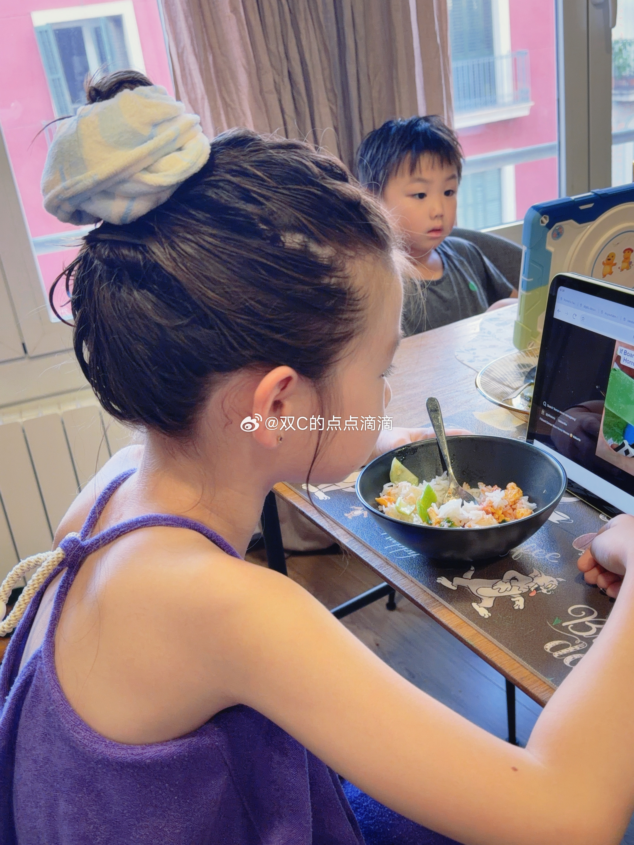 给她用上吸水发圈洗完澡直接上 