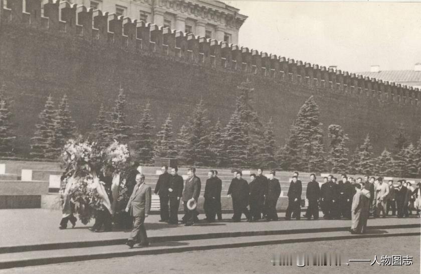 1954年7月29日，张闻天随同周恩来总理访问苏联。这是周恩来率领访问团前往莫斯