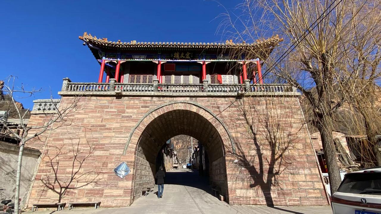 岁末山村迎景新
文/冰笑

岁末节近美山村， 
寒枝欲暖待新春。 
蛇行瑞气祥光