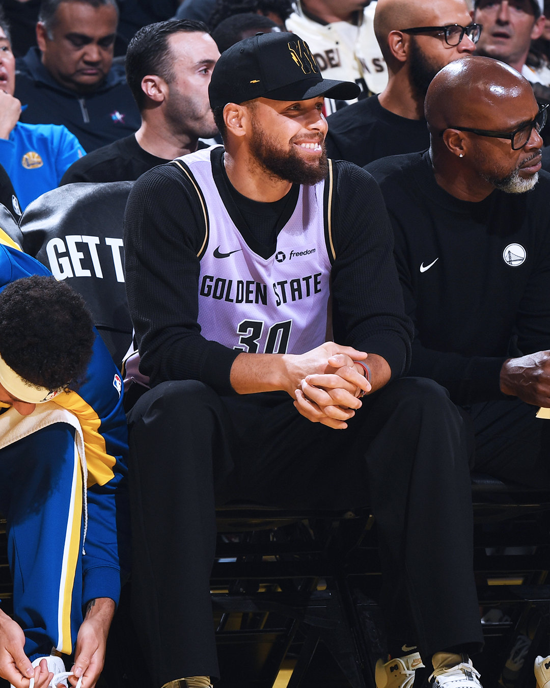 今日份场边的库里身穿瓦尔基里新款队服💯马刺vs勇士