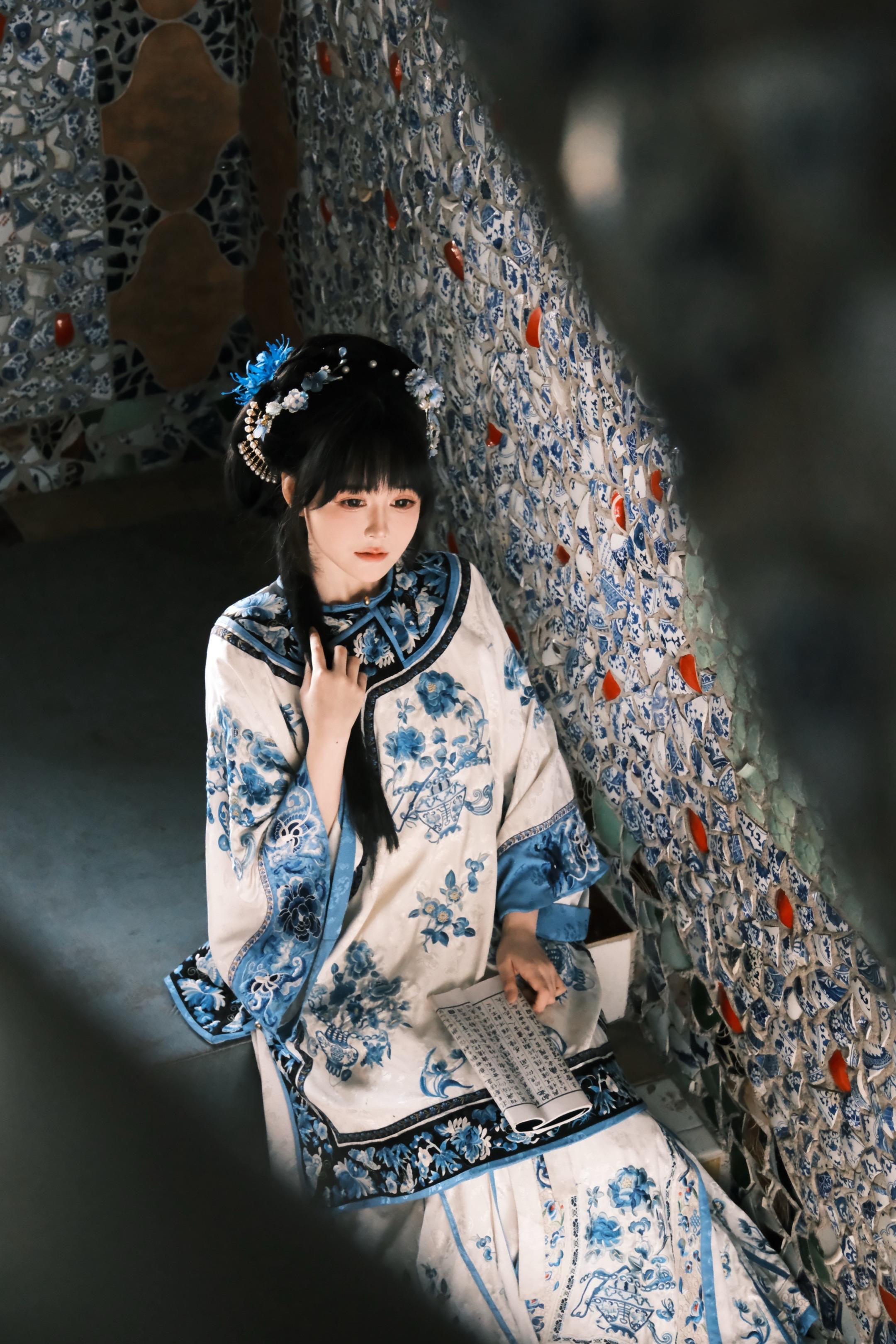 “她站在阳光下，却又活在黑暗里。”