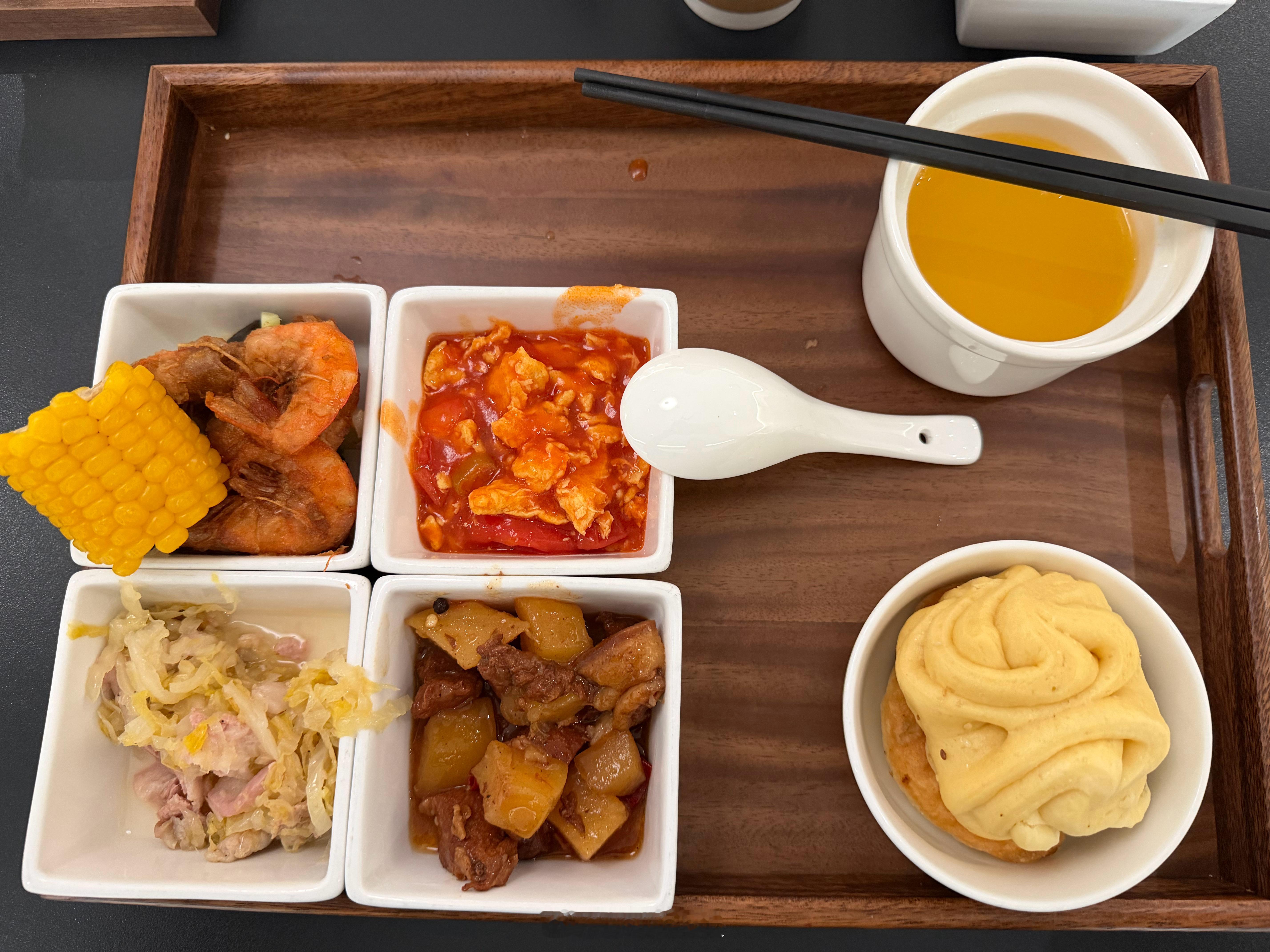 给你们看看鸿蒙大饭店的午餐 
