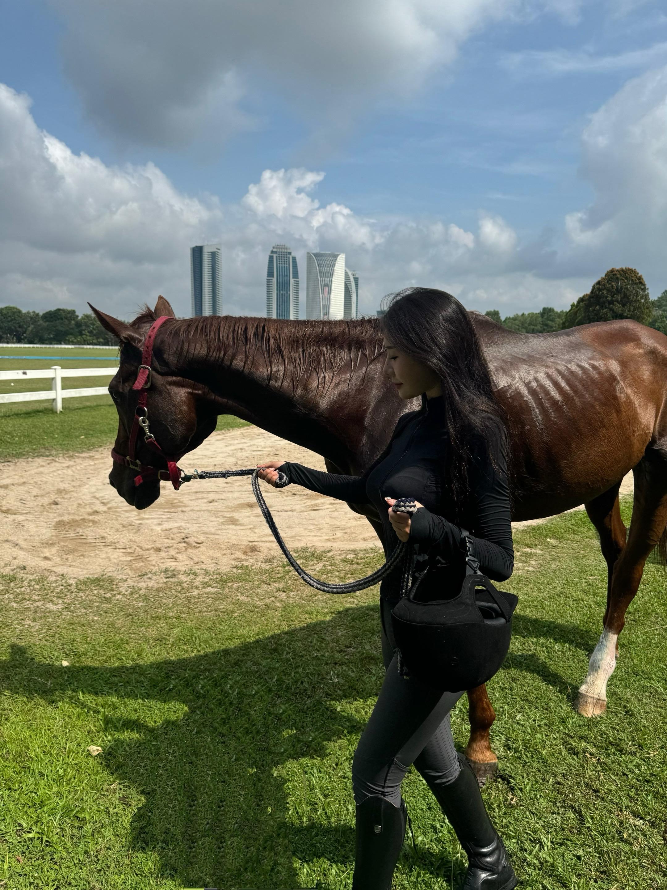 I want to be extraordinary 马术女骑