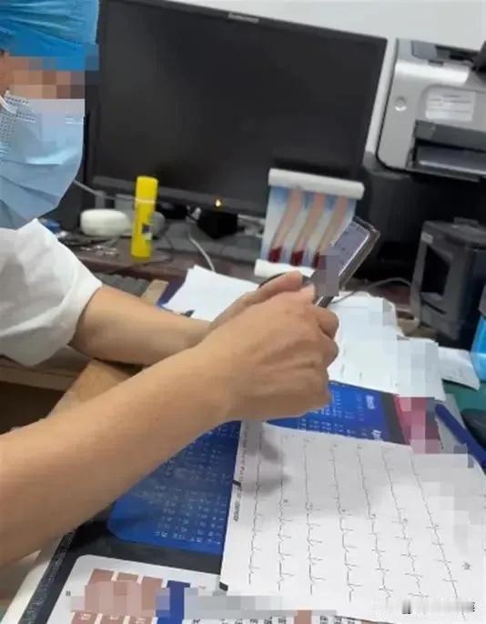 有患者反映医生看病时查百度，引来热议。对于正常情况，看病时主要依据知识储备看病，