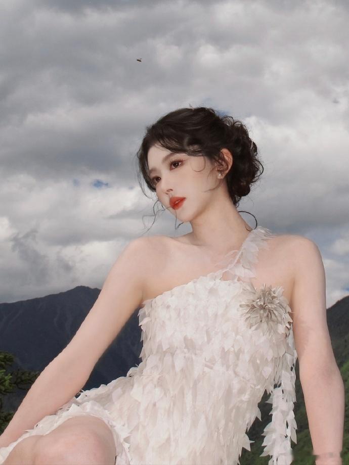 孔雪儿 花仙子之前总觉得很多女星清纯和娇媚没法兼顾，直到看见孔雪儿这组花仙子写真