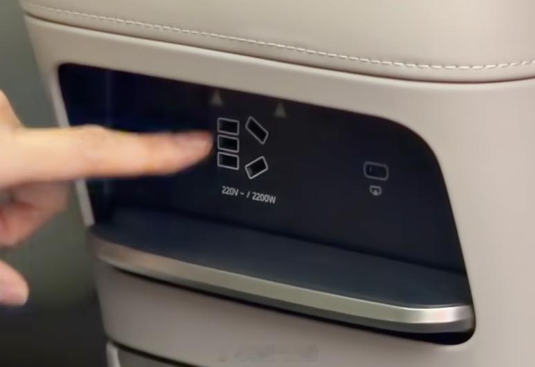 蔚来 ES9 搭载的 220V 接口，放在了二排居中中控台的位置。这个位置是极好