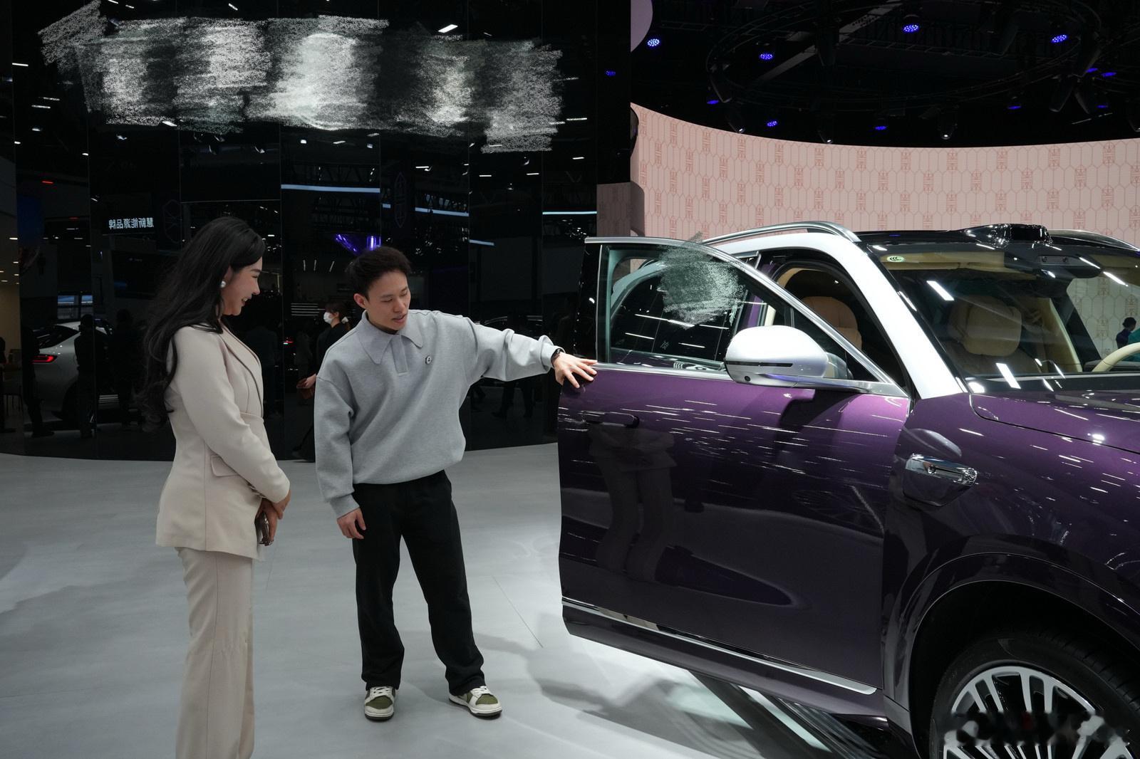 谢思埸逛车展也太接地气了！端着茶杯慢慢逛，遇到感兴趣的车就多停留一会，完全没有架