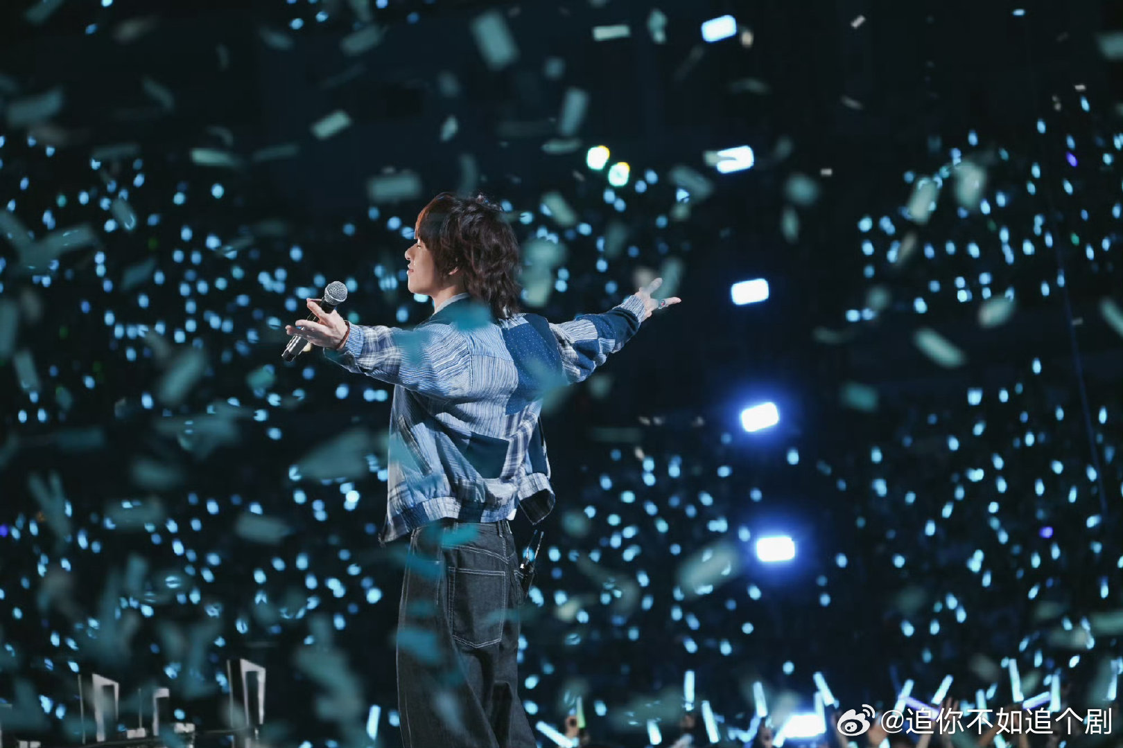 曾比特歌手助演窦靖童歌手2026 曾比特助演窦靖童太好磕！复古腔调搭配极具感染力