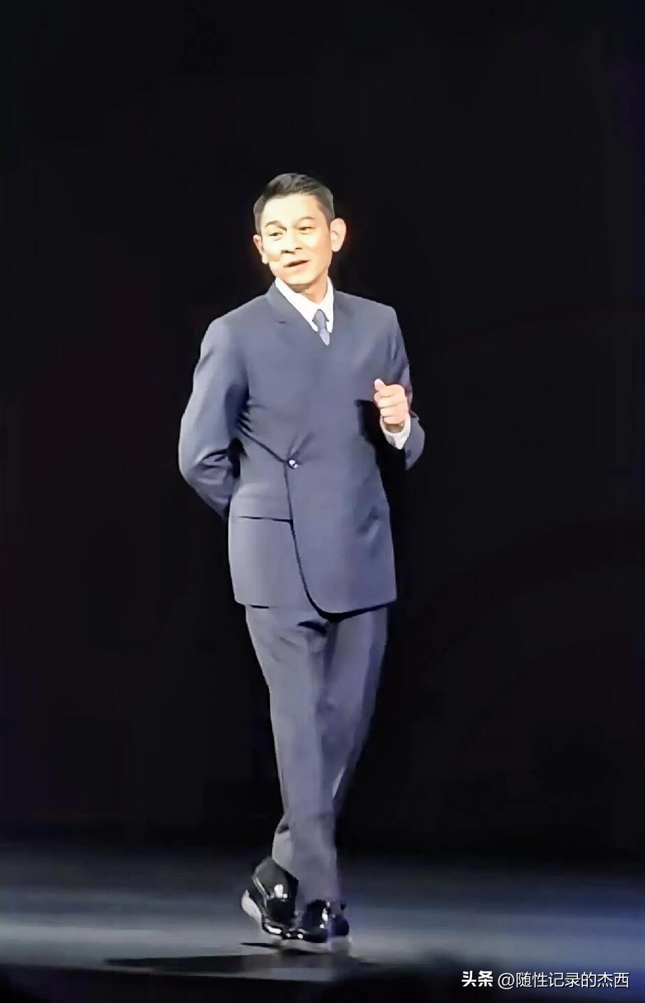 同样的西装穿在刘德华身上就是帅气，但是年轻一点的苏有朋穿起来却有点土，还有点姨味