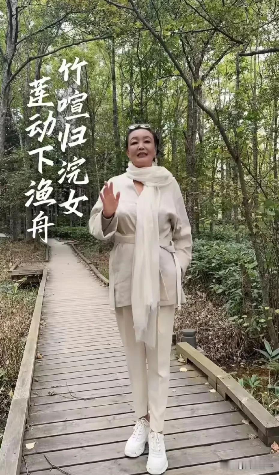 都说大兰子要走文化人路线了
是不是确定，目前还未可知

不过这套入秋的浅色系搭配