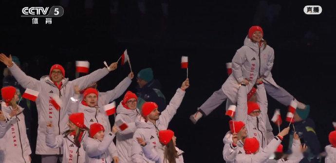 波兰选手开幕式上演托举秀 2026年米兰冬奥会开幕式，波兰代表团入场花滑选手上演