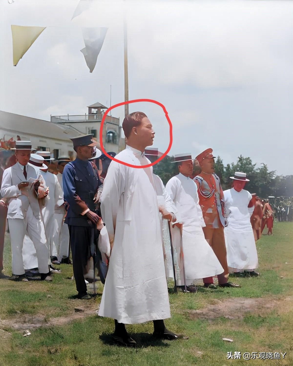 一张摄于1925年广州的老照片，大家看看身着一袭长袍侧脸的这人是谁！这便是他当时