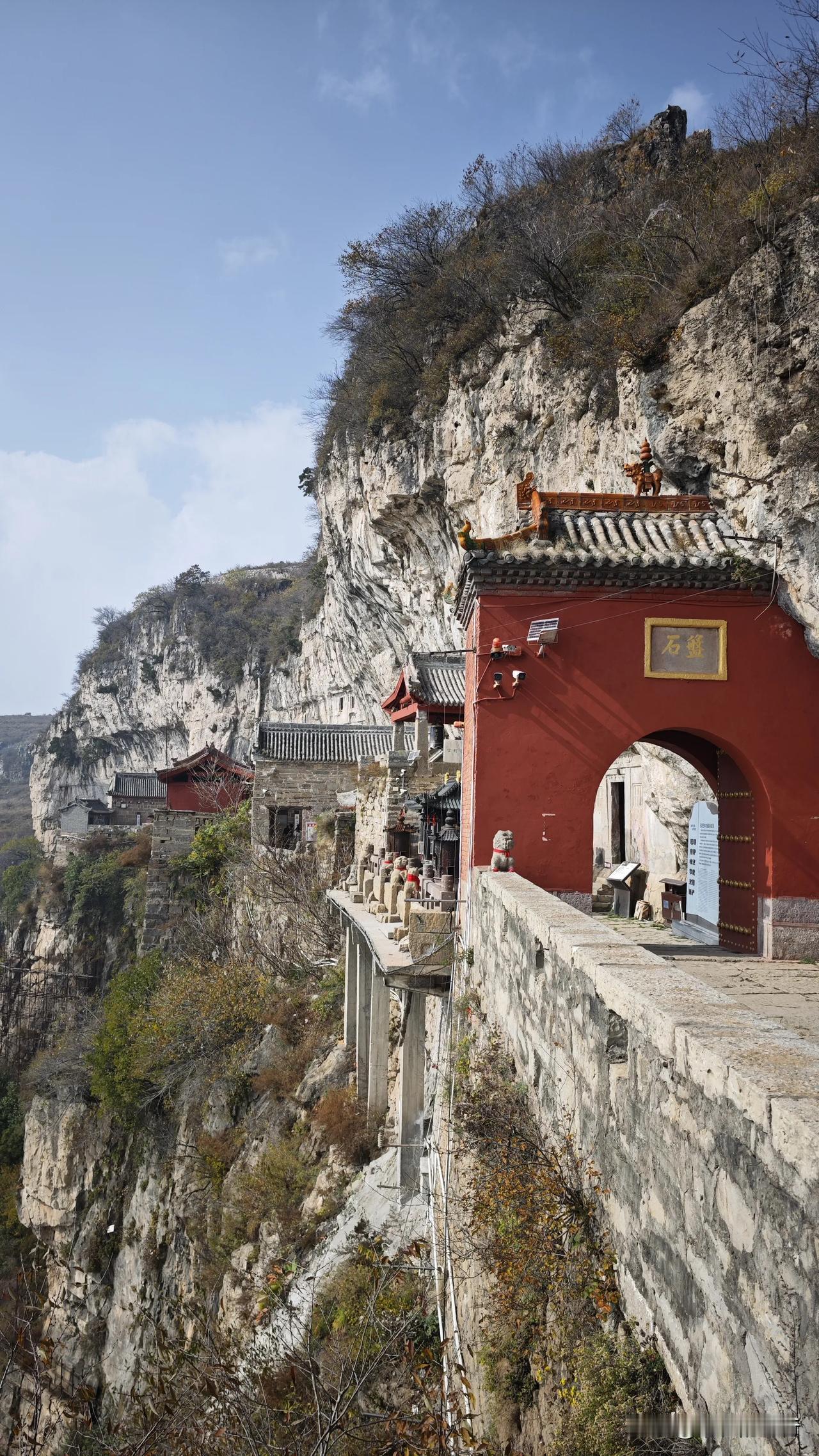 太行山有一宝藏地方，长治金灯寺。
建在1700米的悬崖峭壁，从北齐开凿，到明代是