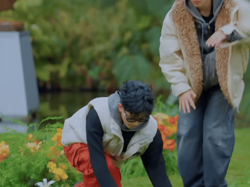 王安宇：我试试啊，“孤勇者”……“游”泳，游——泳——

胡先煦：等等，别整那费