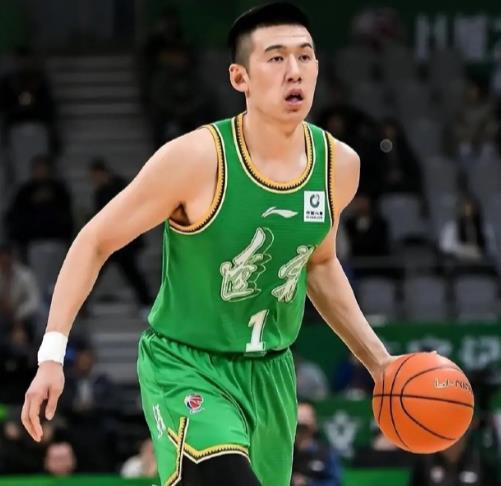 付豪这个赛季怎么突然化身李晓旭了？这篮板抢的看到都有点不习惯了[捂脸]，印象里付