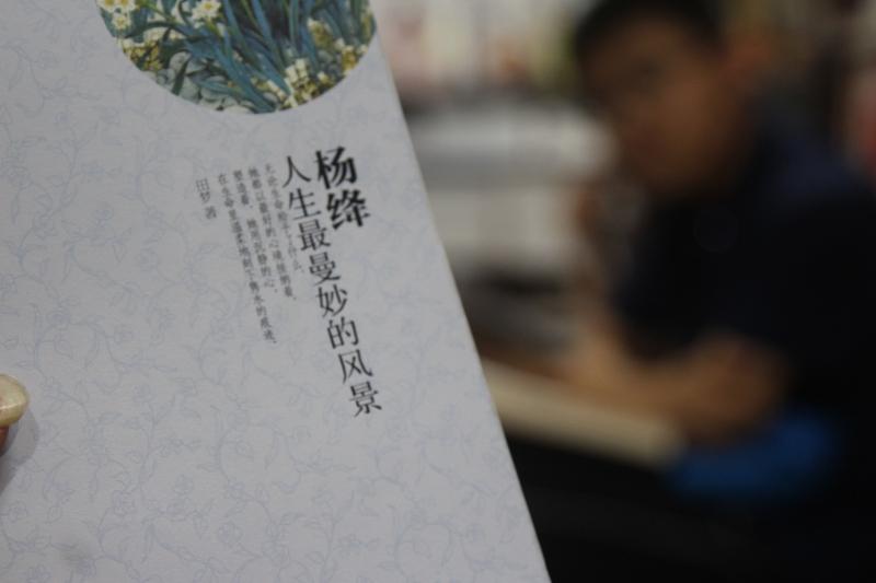 你可能在一个人面前，一文不值。
却在另一个人面前，是无价之宝。
做你自己，爱你的