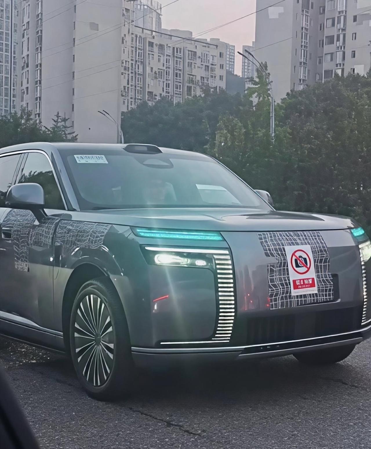 阿维塔T09低伪装实车在重庆被拍到了，车身尺寸5285×2025×1810mm，