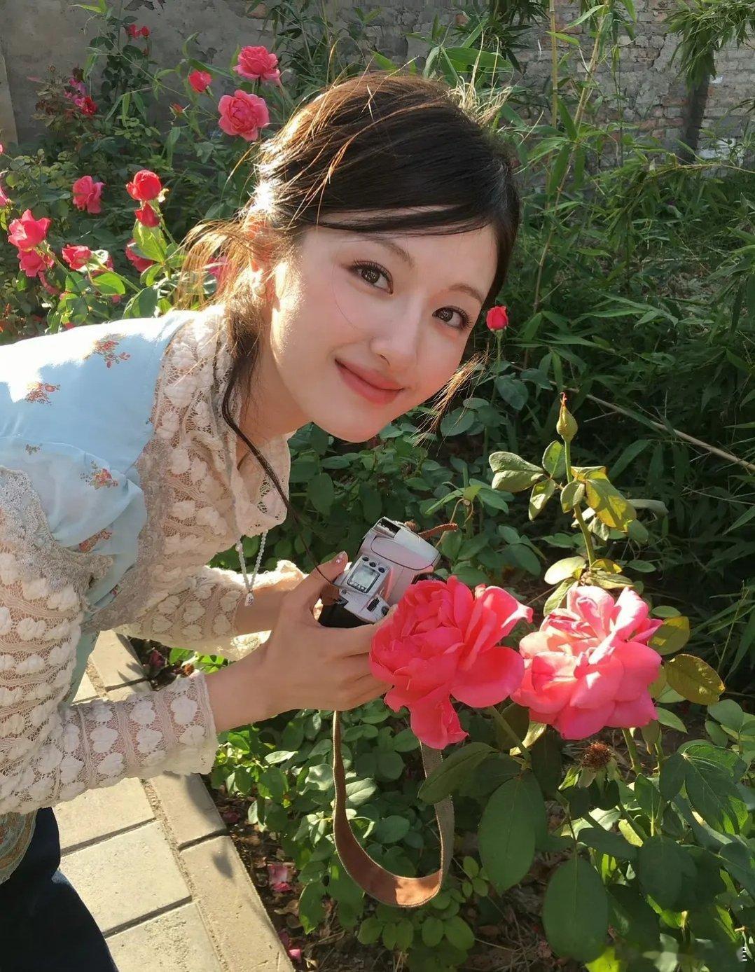 还不如张婧仪素颜那个有生活气息 不知道她粉丝在日什么 这种精修照看不腻吗？ ​​
