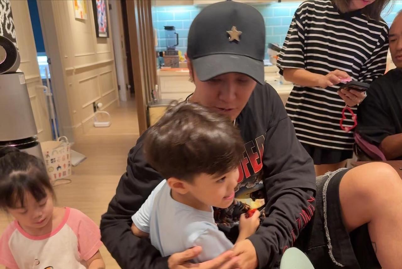 说实话罗志祥对经纪人小霜的两个孩子真的好好，把他们当成自己的亲生孩子看待。

罗