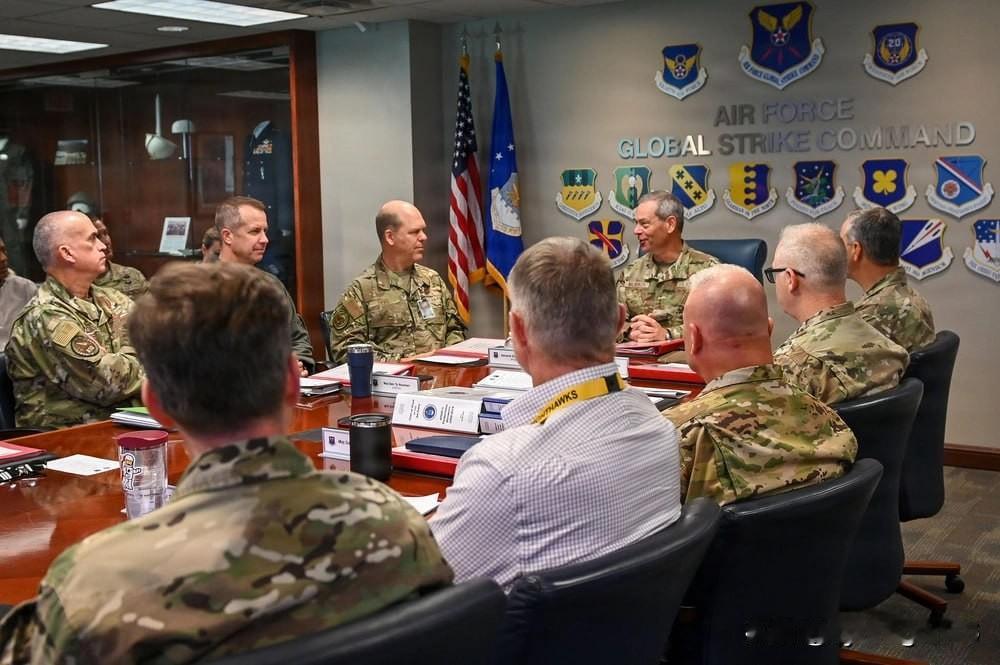 🇺🇸 美国空军参谋长访问空军全球打击司令部，开启工作访问

11月19日，美