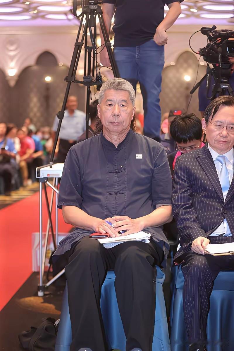 六位候选人在台中举办政见发表会，张亚中和罗智强有些反常。

张亚中一反常态，说话