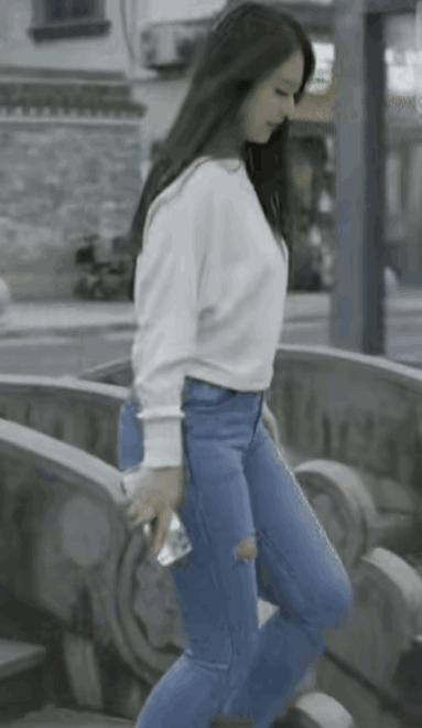 人长得漂亮，身材的瑕疵可以忽略。